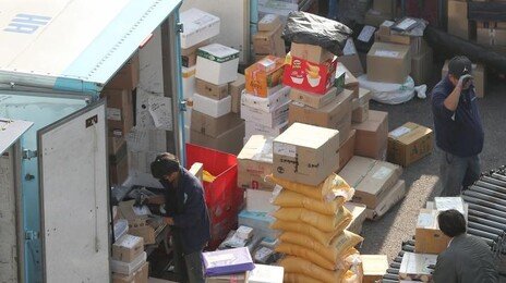 “택배기사 주5일제 해도 물량은 그대로…일감 몰려 더 피곤”