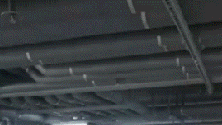 “차 때리면 어쩌려고”…지하주차장서 테니스 연습 눈살