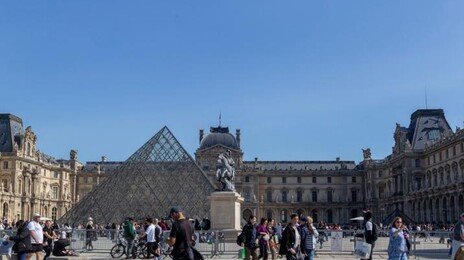 “유럽 출신 아니면 1만7000원 더 내” 루브르, 입장료 차등 적용