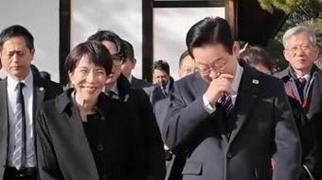 다카이치 “오늘 처음 보여드려”…李 “제 덕이군요?”