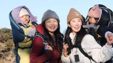 “캐리어에 아이 업으면 17kg 훌쩍… 산 오르면 모든 스트레스 훨훨”
