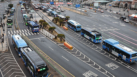 서울 시민의 발 볼모로 정년 65세 연장 챙겼다