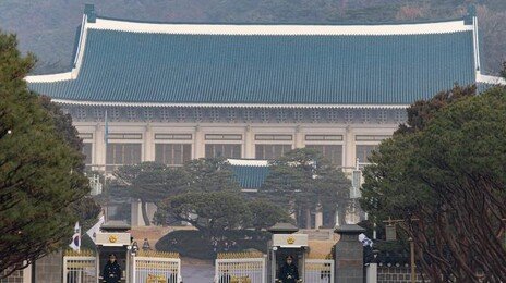 靑 ‘1기 참모진’ 개편 초읽기…정무수석 우상호 후임에 홍익표 유력