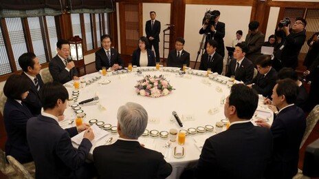 국힘 빠진 ‘靑 반쪽 회동’…李 “외교·국민통합 힘 모아달라”