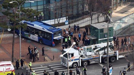 “폭탄 던진 것 같은 큰 소리”…시내버스 서대문역 농협 돌진 사고