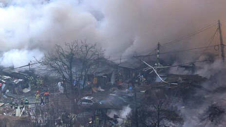 잿더미 된 집에 구룡마을 주민들 망연자실…주택은 철골만 남아