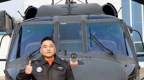 2층서 떨어진 대형 유리문…헬기조종사가 몸 던져 막았다