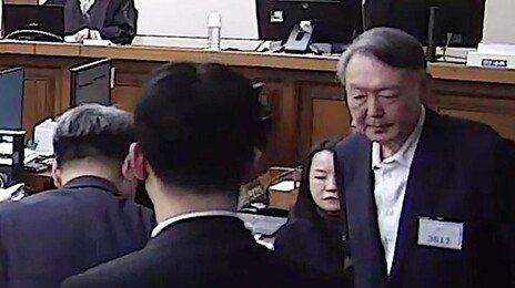 “징역 5년에 처한다”…무표정 유지하던 尹, 입술 질끈 깨물어