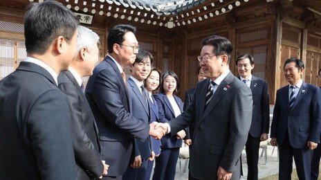 李 “여야, 지역통합 관심을” 野 “2차 특검법 거부권을”