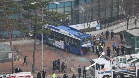 시내버스, 승용차 추돌후 보행자에 돌진… 13명 부상