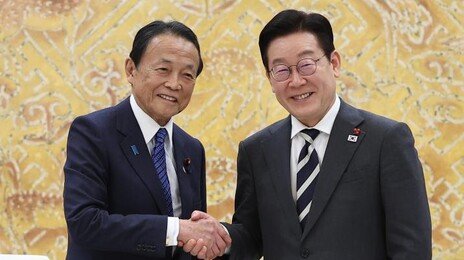 李대통령, 아소 전 日총리 접견…“협력할 부분 최대한 찾아야”