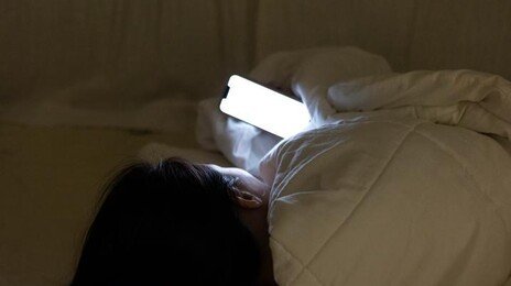 “어두운 방에서 스마트폰, 망막 태운다”…전문가 경고