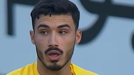 ”세상에 이런 일이…“ 키퍼 세리머니 하는 사이 골문 안으로