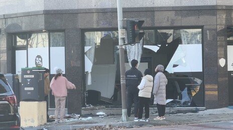 70대가 몰던 차량, 스쿨존서 인도 돌진…10대 여아 중상