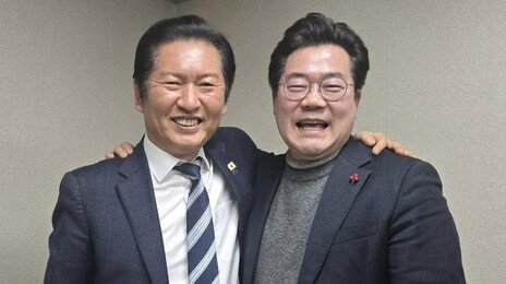 친명표 필요한 鄭, 공천도장 원하는 朴…당권 격돌 5개월 만에 ‘심야 어깨동무’