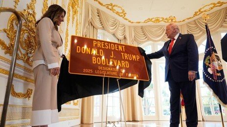 도로에도 자신 이름 붙인 트럼프…“표지판 보면 자부심 가득찰 것”
