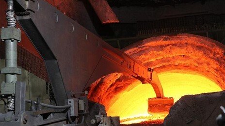 1600도 쇳물앞 사람이 사라졌다… AI가 ‘제철 심장’ 용광로 제어