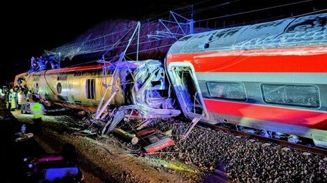 스페인 고속열차 정면충돌 사고…최소 21명 사망, 100여명 부상