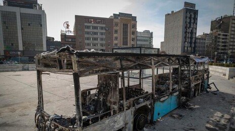 이란 거리서 시위대 사라져…군인들 “나오면 쏜다” 위협