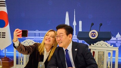 李, 伊 총리에 ‘분홍 Z플립’ 선물…함께 셀카도