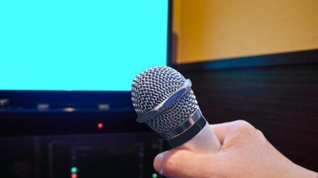 “가사에 ‘전 연인’ 넣어서”…노래방서 마이크 던져 안구 손상