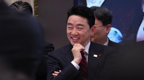 강훈식 출마 가능성 열어놓은 李 “정치는 개구리…어디로 튈지 몰라”