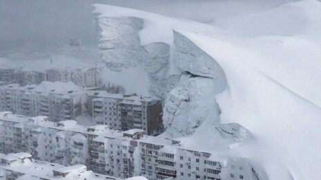러시아 폭설의 위력…아파트 10층 높이 쌓여 도시 마비