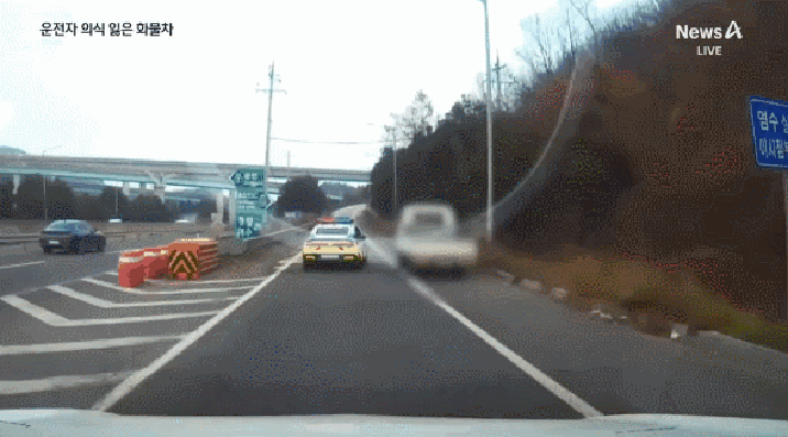 비틀비틀 화물차, 경찰차가 들이받아 멈춰…의식 잃은 운전자 구했다