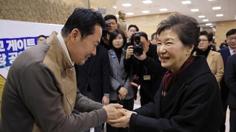 박근혜 손잡고 울먹인 장동혁 “더 큰 싸움 위해 단식 중단”
