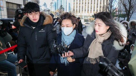 김병기 의원 부인, 피의자 신분 경찰 출석…‘공천헌금 의혹’ 조사