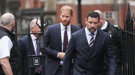 법정서 울컥한 英해리왕자 “언론이 아내 삶 비참하게 만들어”