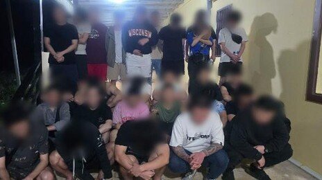 수갑 찬 캄보디아 범죄조직 73명 송환…성형으로 수사망 피한 부부사기단 등