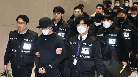 수갑 찬 캄보디아 범죄조직 73명 송환…성형으로 수사망 피한 부부사기단 등