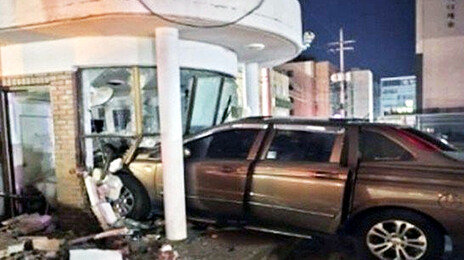 60대 운전자, 주차장서 나오다 경비실 돌진…70대 경비원 다쳐