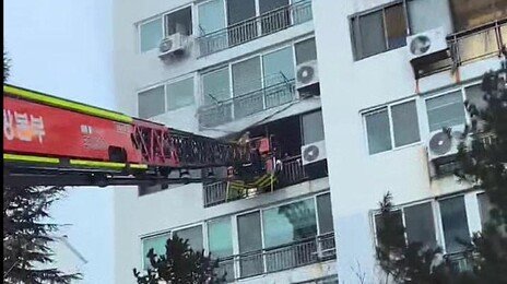 불길서 세 딸 구해낸 엄마에게 100만원 모아준 소방관들