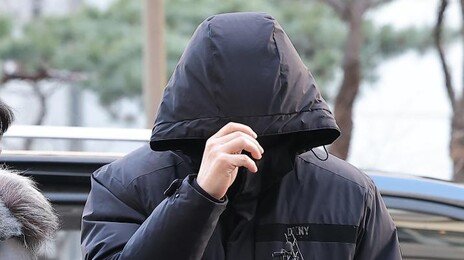 강선우 전 사무국장, 4번째 경찰 출석…‘쇼핑백 1억’ 진술 검증