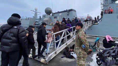 그린란드 청년들 “美 막으려 입대”…덴마크 군함 본 주민 “힘 필요”