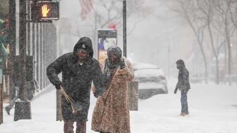 美 전역 덮친 ‘역사적 눈폭풍’…최대 60㎝ 폭설에 최소 8명 사망
