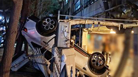 음주차량, 3층 외벽 뚫고 추락…운전자 경상