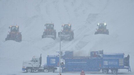 강력한 눈폭풍, 美전역 강타…항공편 4분의 1 결항 ‘사상 최대’
