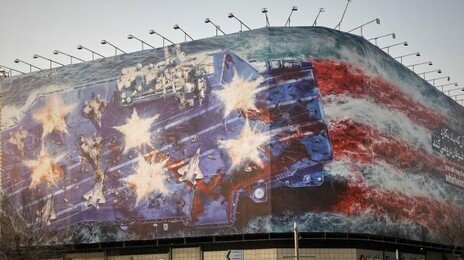 이란 도심에 ‘피에 젖은 성조기’ 대형 벽화…美항모 접근 ‘경고’