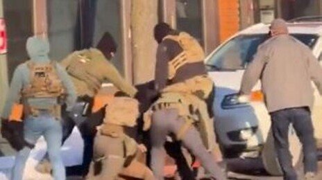 美연방요원 사살 영상 보니…총 안 꺼냈는데 제압 직후 10발 쐈다