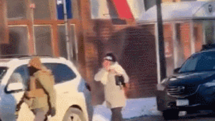 美요원 민간인 사살 영상 보니…총 안 꺼냈는데 5초간 10발 쐈다