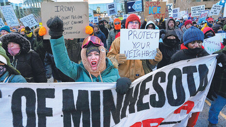 트럼프에 ‘민간인 사살’ 유탄… 美정치 태풍의 눈