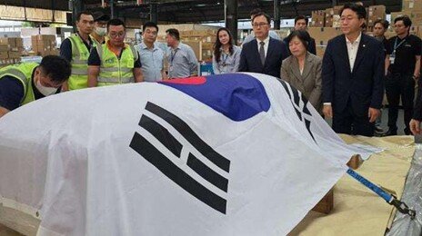 이해찬 前총리 시신, 인천공항 도착…金총리 등 영접