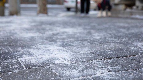 “펄펄 끓는 물을 왜 빙판길에?”…최악의 제설법