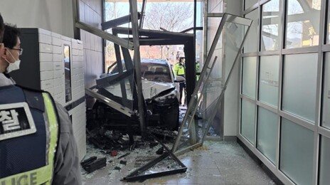 김천 도서관에 SUV 돌진해 2명 부상…운전자 “급발진” 주장