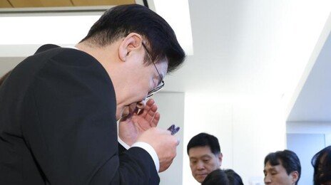 李 대통령, 故 이해찬 前 총리 빈소 조문…유족과 인사 후 ‘눈물’