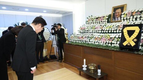 李대통령, 직접 훈장 들고 이해찬 前총리 빈소 조문