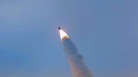 北, SRBM 3~4발 동해상 발사…美국방차관 방일 직후 도발